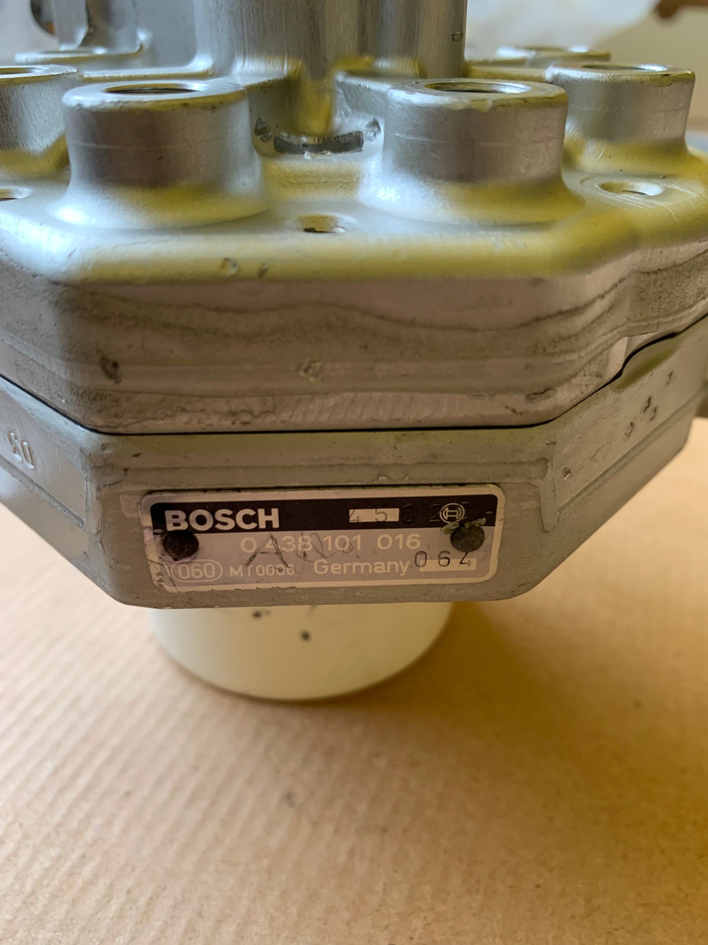 Mercedes W126 560SEL Fuel Distributor. - 0438101016 - Remanufactured as per Bosch specifications- very clean.