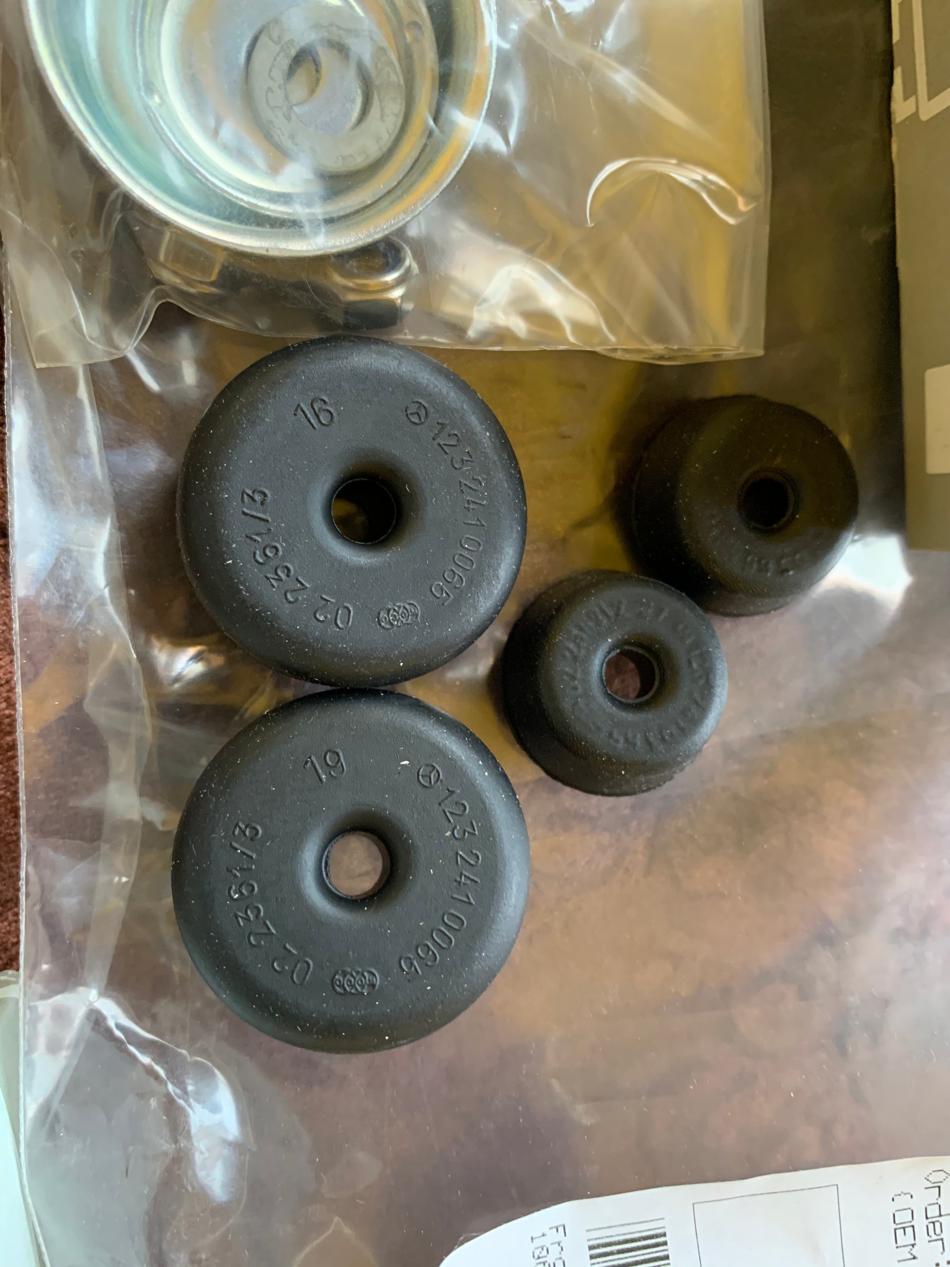 Mercedes-Benz Engine Shock Mounting Washer Kit - 1232400117